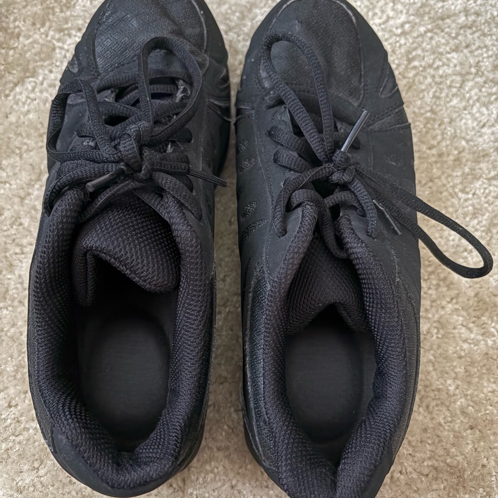Women’s slip-resistant waitress sneakers
